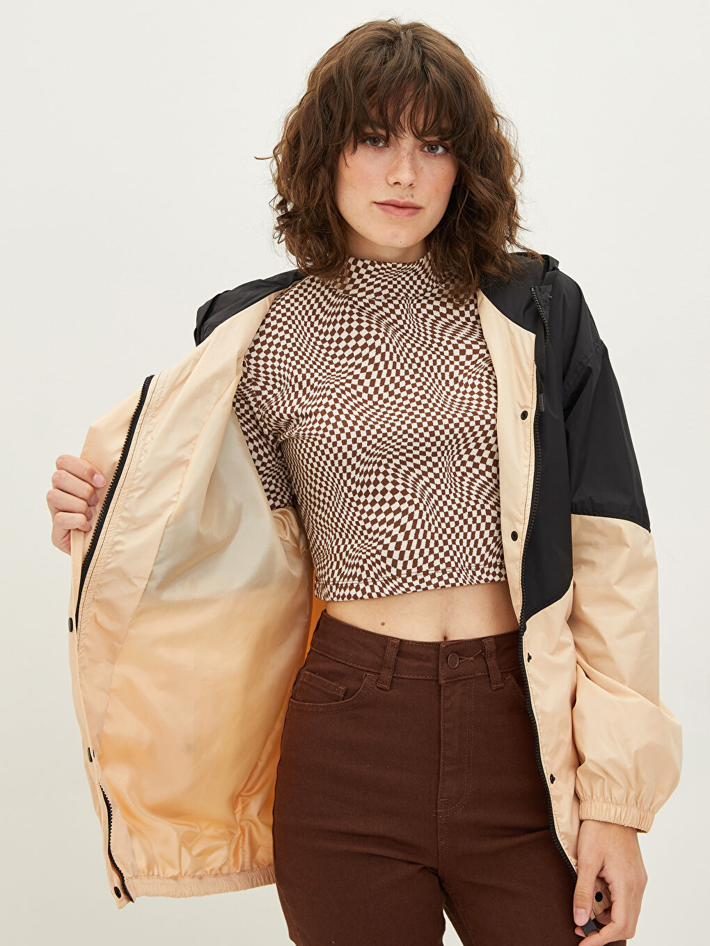 Bej Kapüşonlu Renk Bloklu Kadın Yağmurluk-2