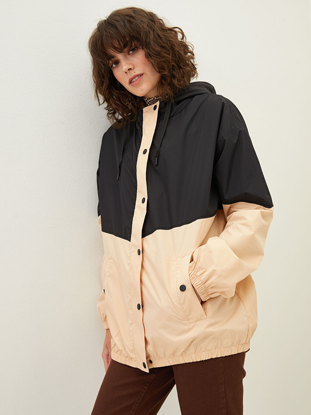 Bej Kapüşonlu Renk Bloklu Kadın Yağmurluk-3