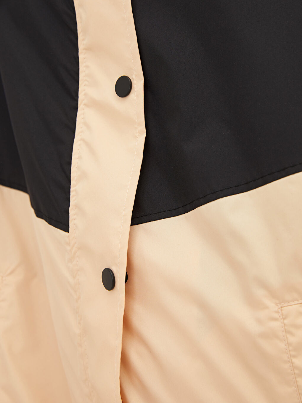 Bej Kapüşonlu Renk Bloklu Kadın Yağmurluk-5