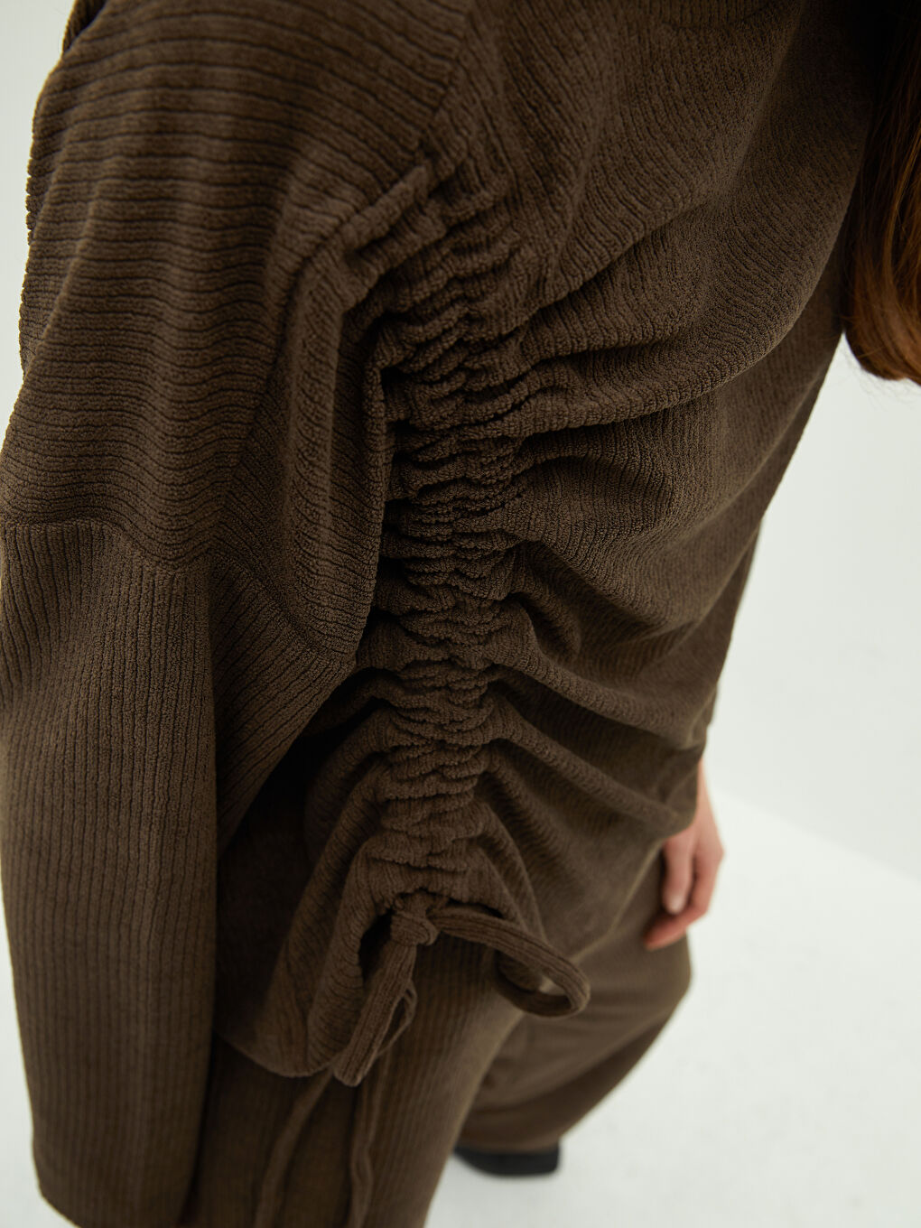 Kahverengi Bisiklet Yaka Büzgü Detaylı Uzun Kollu Kadın Kazak-4