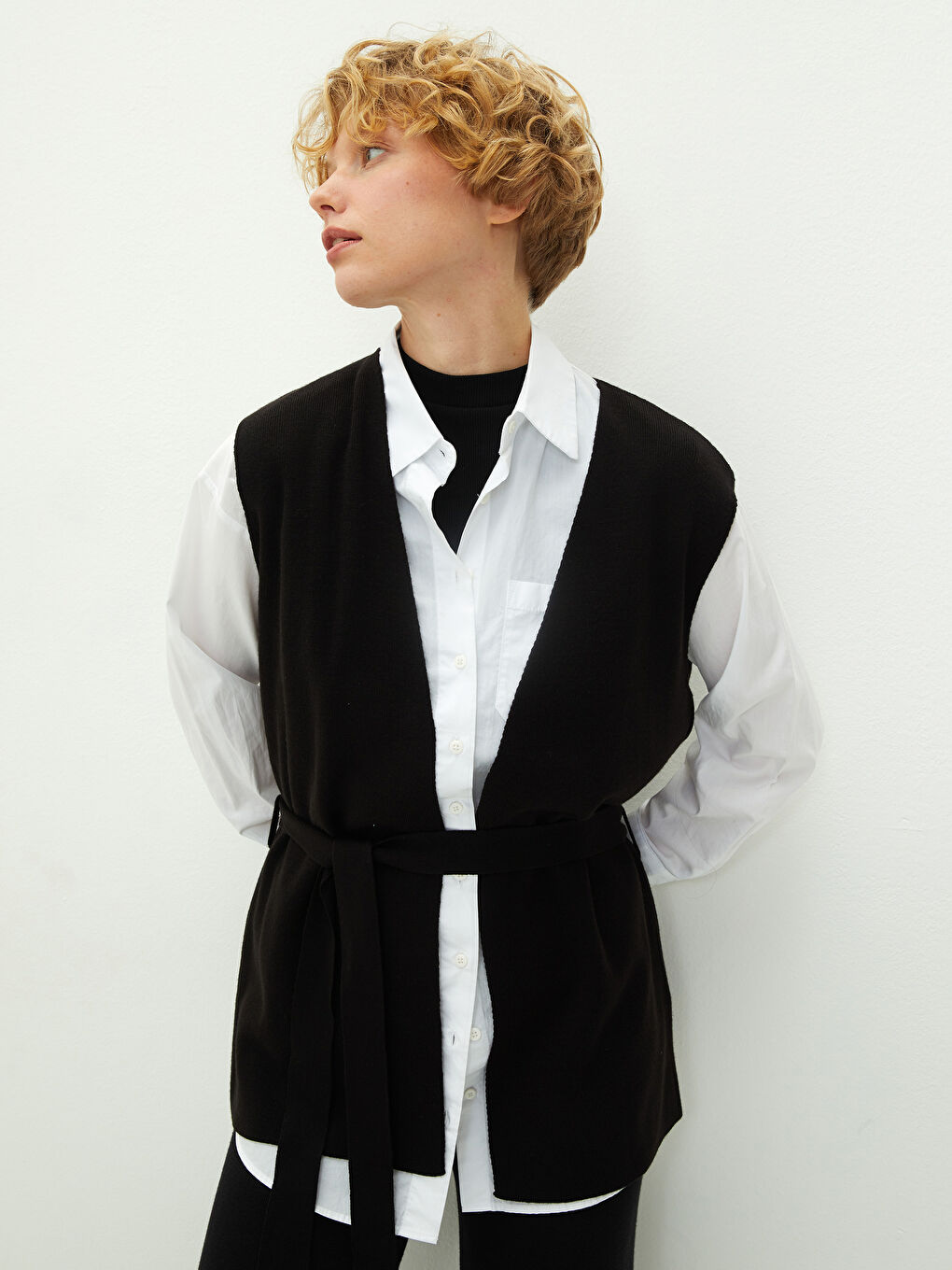 Siyah V Yaka Beli Kuşaklı Kadın Triko Yelek