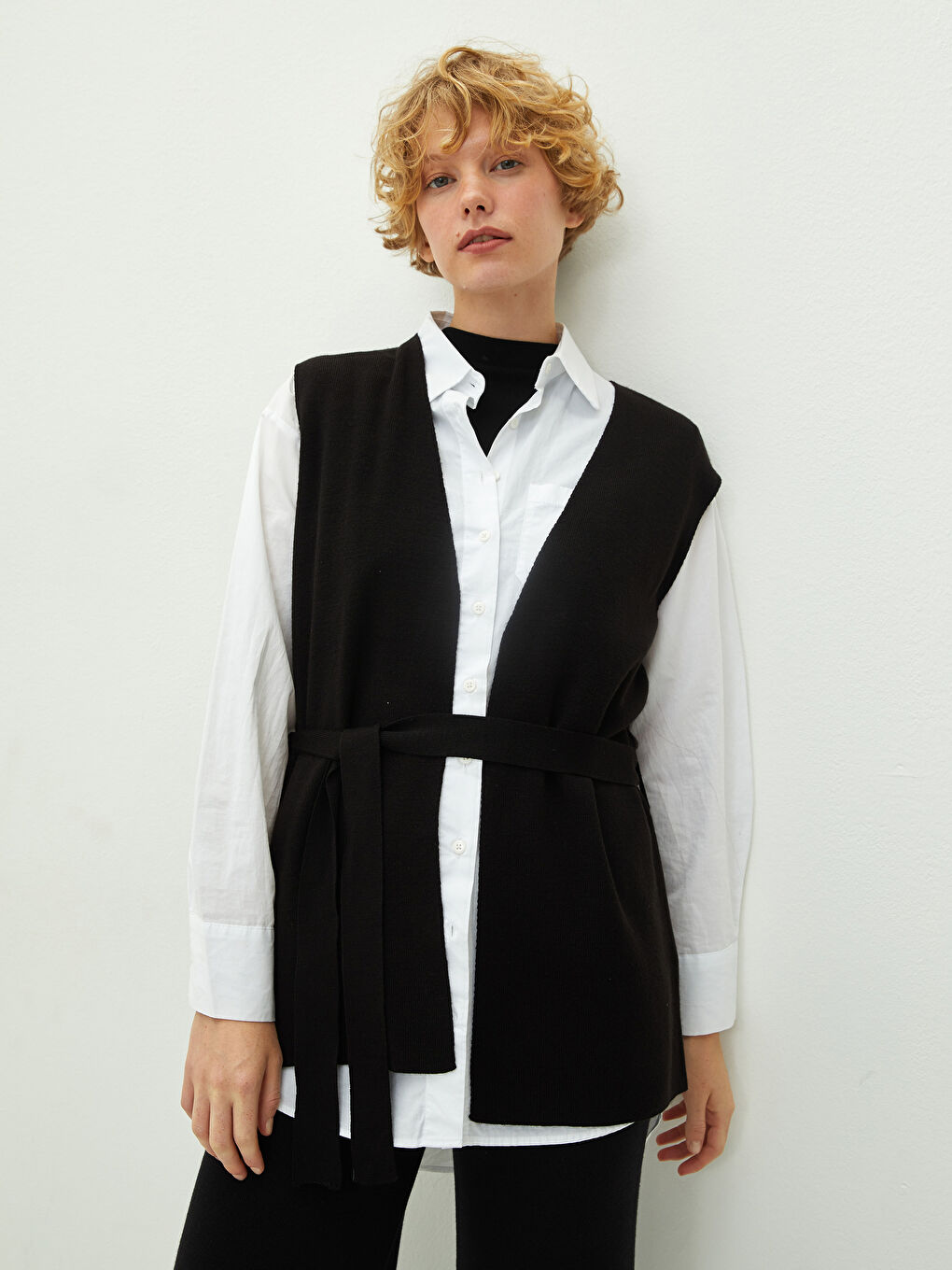 Siyah V Yaka Beli Kuşaklı Kadın Triko Yelek-1