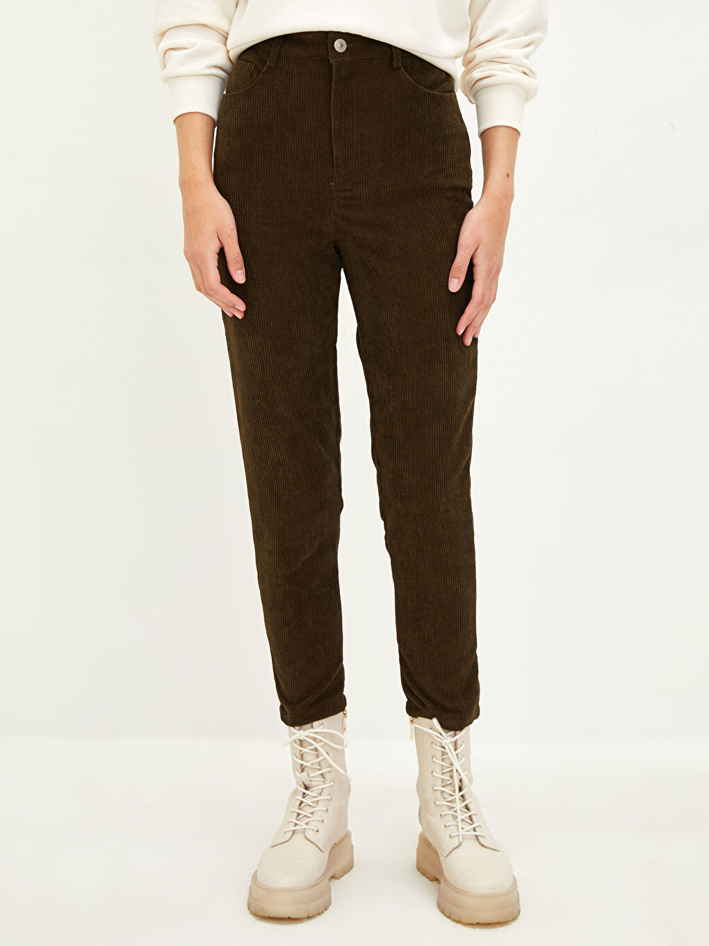 Standard Fit Ankle-Length Pocket Detailed Women's Velvet Trousers-2