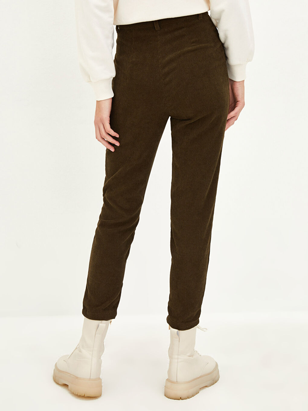 Standard Fit Ankle-Length Pocket Detailed Women's Velvet Trousers-4