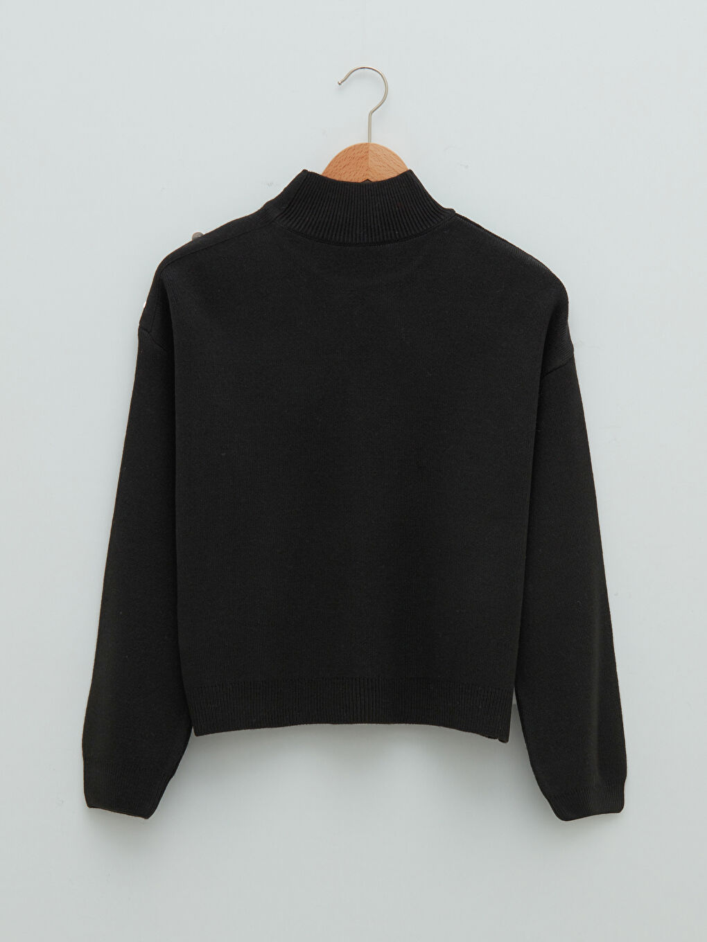 بلوفر تريكو بياقة هاي نيك نص كم طويل بتفاصيل أزرار للسيدات-6