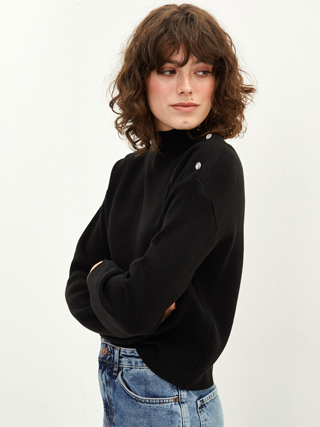 بلوفر تريكو بياقة هاي نيك نص كم طويل بتفاصيل أزرار للسيدات