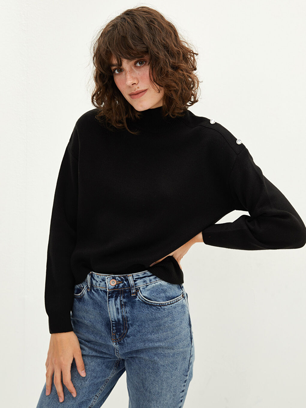 بلوفر تريكو بياقة هاي نيك نص كم طويل بتفاصيل أزرار للسيدات-1