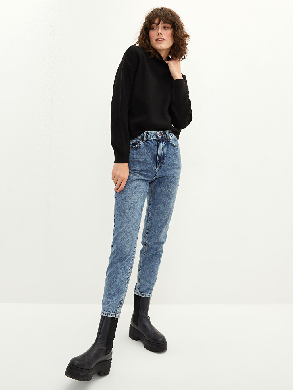 بلوفر تريكو بياقة هاي نيك نص كم طويل بتفاصيل أزرار للسيدات-2