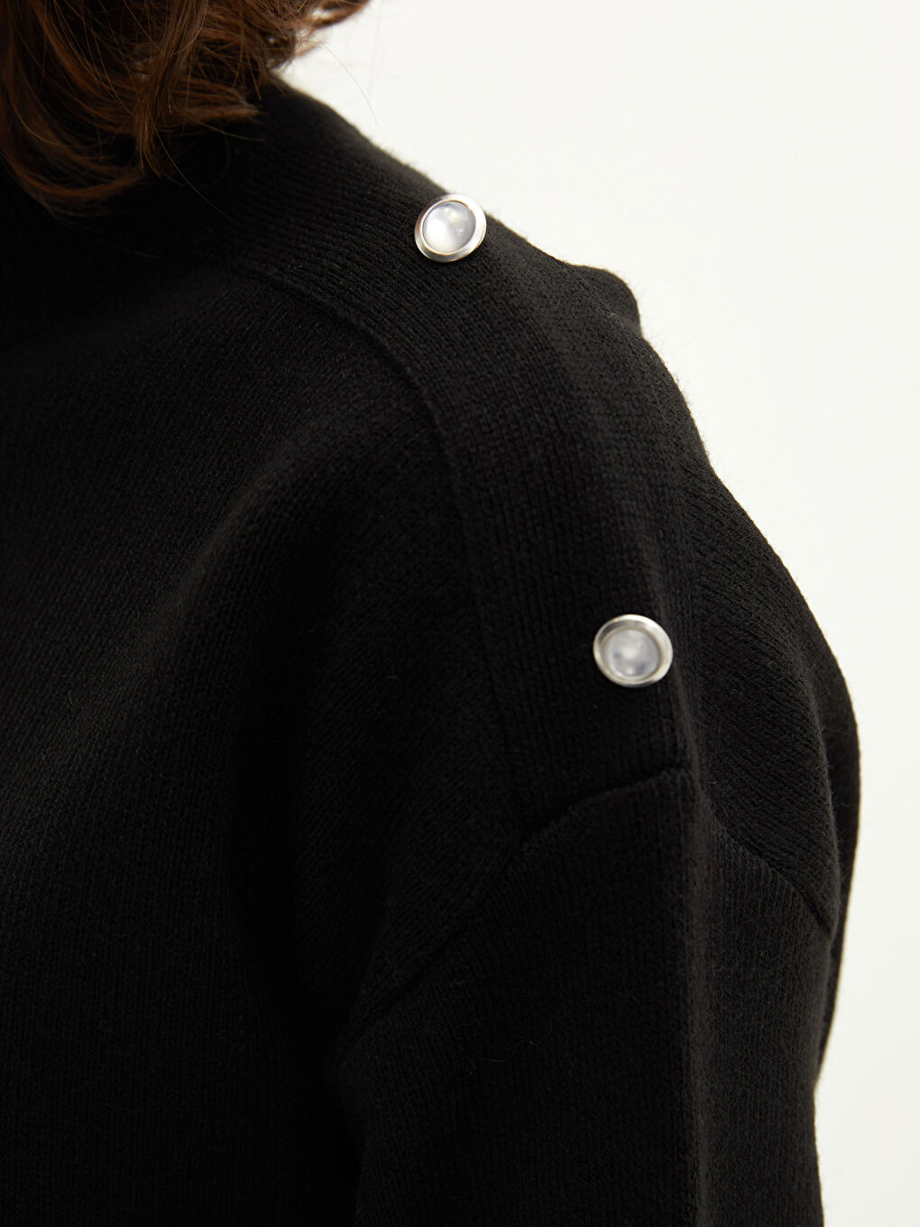 بلوفر تريكو بياقة هاي نيك نص كم طويل بتفاصيل أزرار للسيدات-3