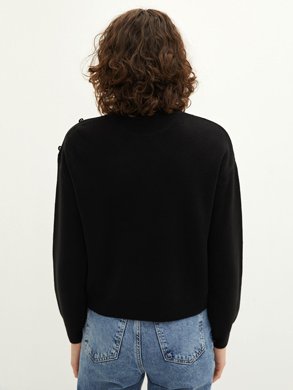 بلوفر تريكو بياقة هاي نيك نص كم طويل بتفاصيل أزرار للسيدات-4