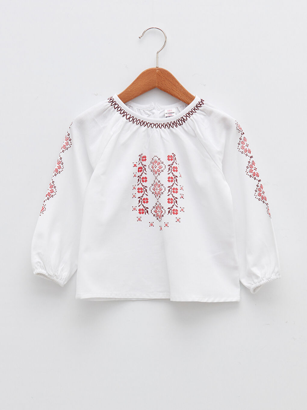 بلوزة قطنية بتفاصيل تطريز برقبة دائرية وأكمام طويلة للبنات الصغار