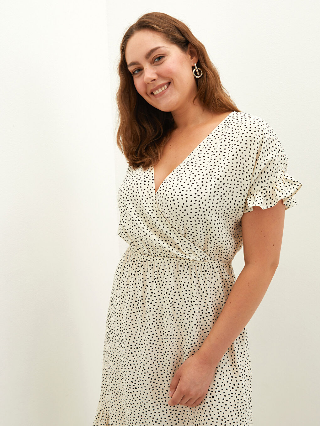 Siyah Kruvaze Yaka Puantiyeli Kısa Kollu Viskon Kadın Elbise-2