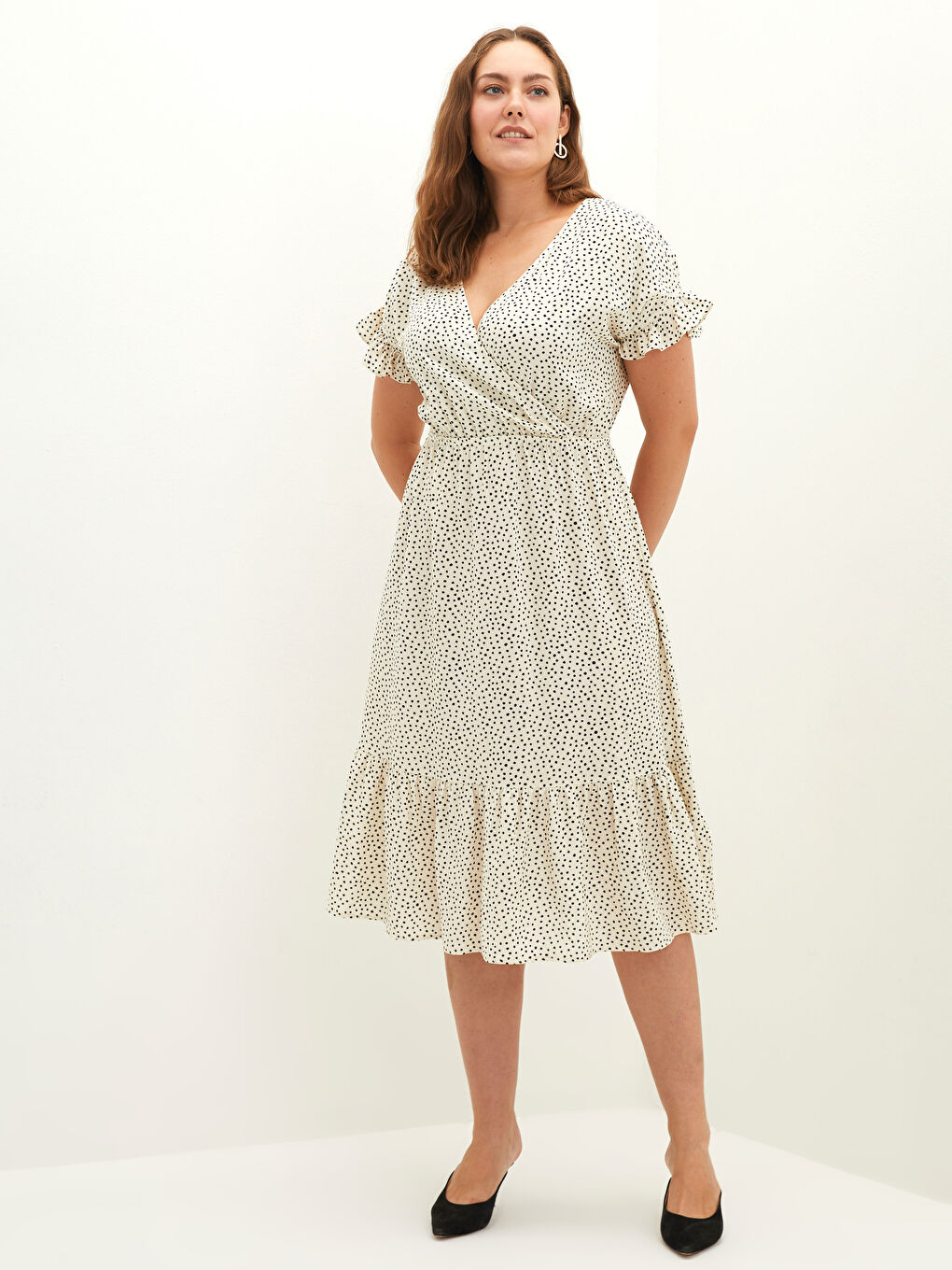 Siyah Kruvaze Yaka Puantiyeli Kısa Kollu Viskon Kadın Elbise-1