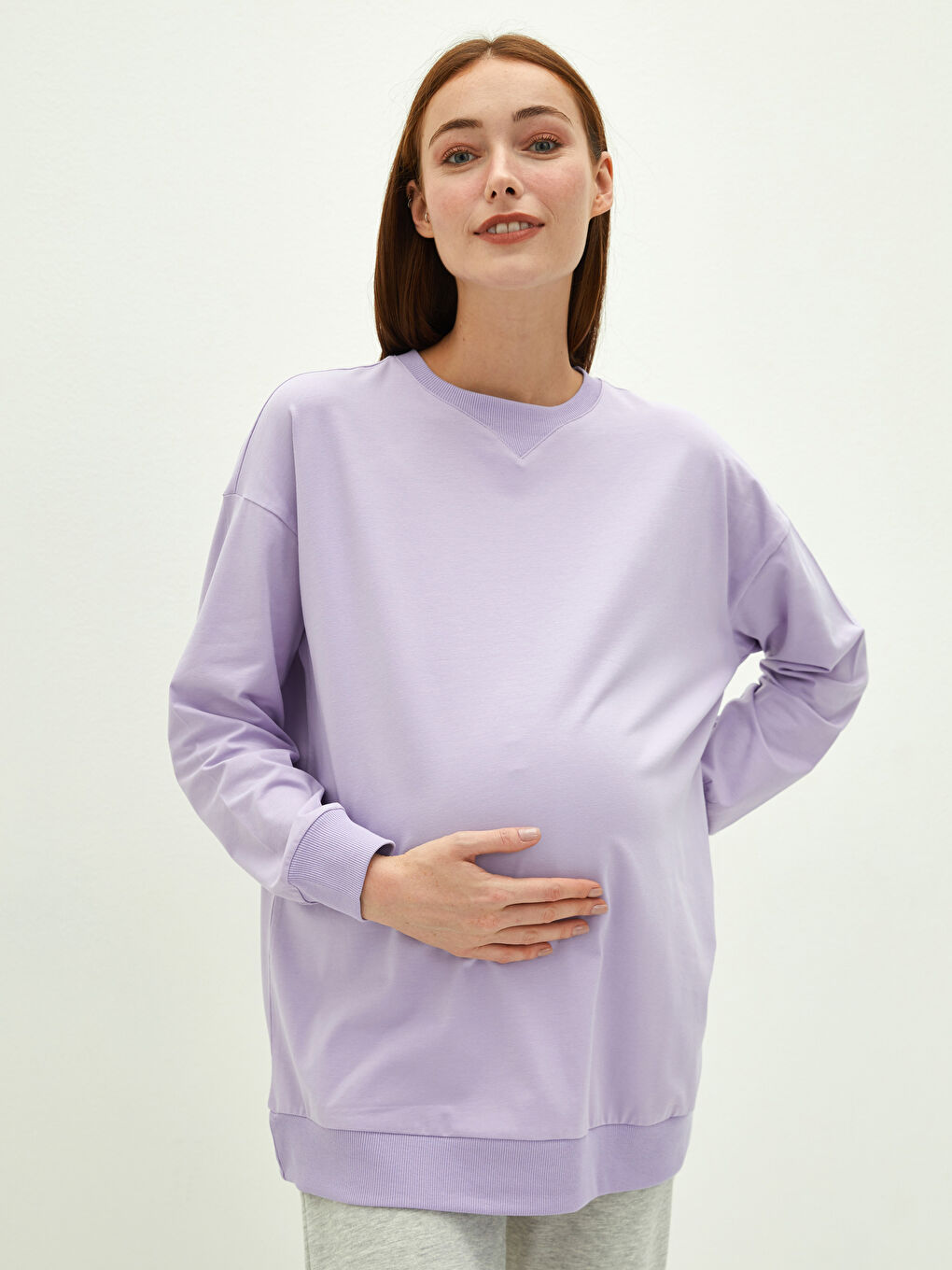 Свитшот для беременных с круглым вырезом и однотонным дизайном