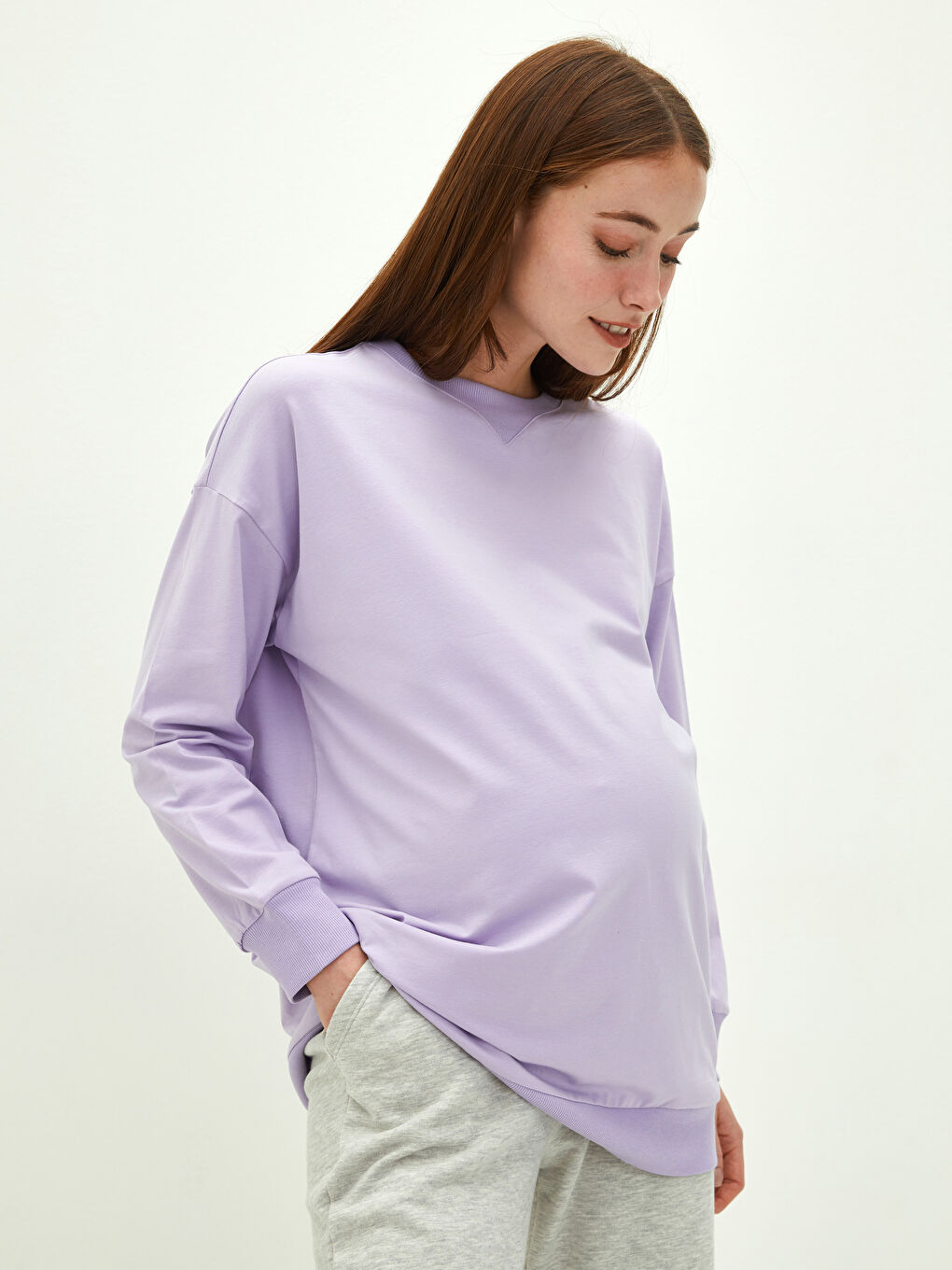 Свитшот для беременных с круглым вырезом и однотонным дизайном-1