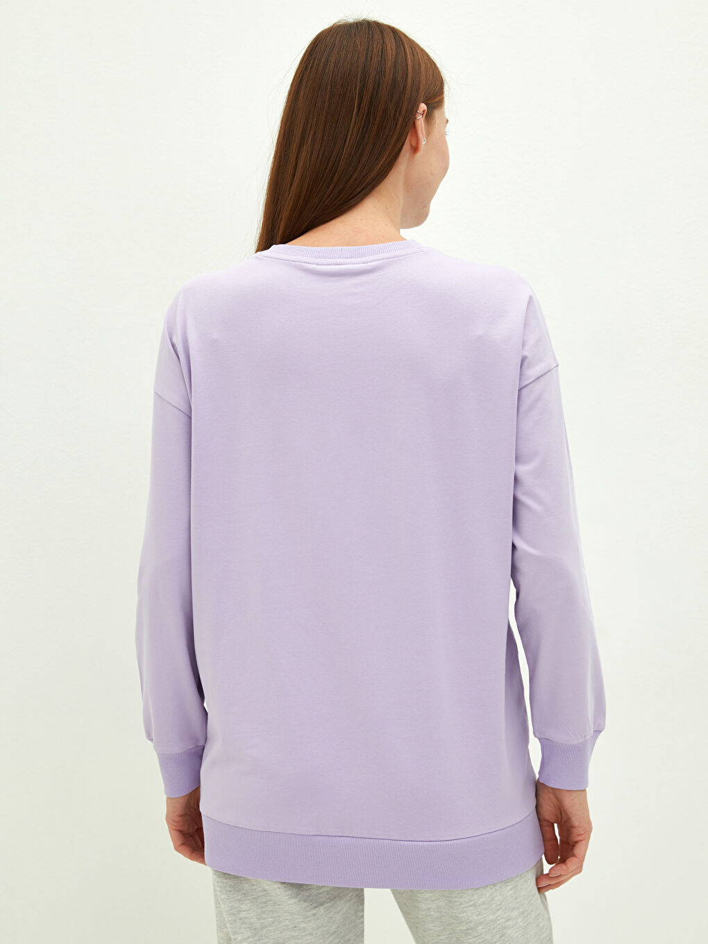 Свитшот для беременных с круглым вырезом и однотонным дизайном-4