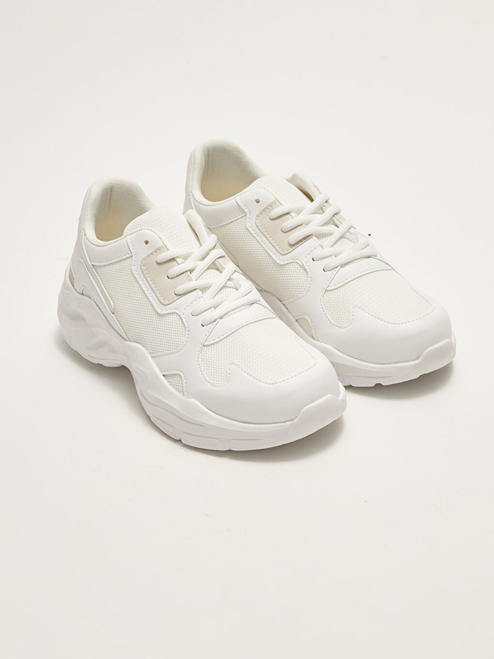 حذاء رياضي نسائي برباط ونعل سميك وتفاصيل شبكية