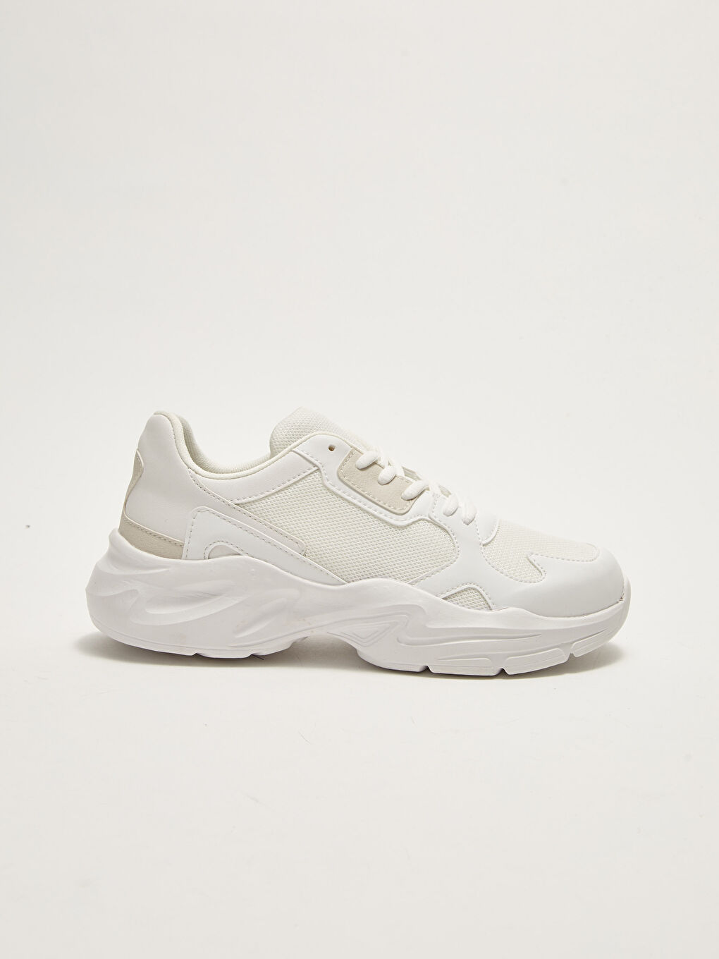 حذاء رياضي نسائي برباط ونعل سميك وتفاصيل شبكية-1