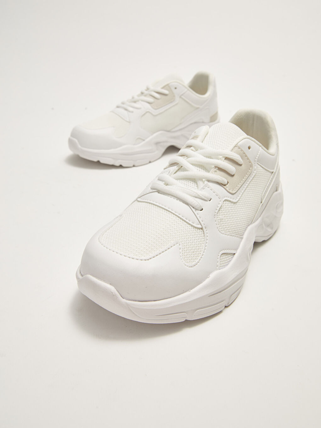 حذاء رياضي نسائي برباط ونعل سميك وتفاصيل شبكية-2