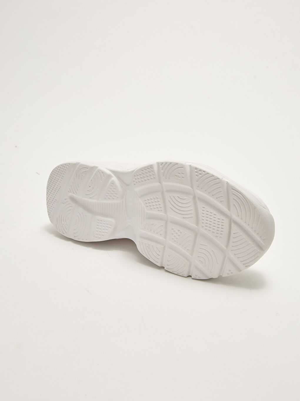 حذاء رياضي نسائي برباط ونعل سميك وتفاصيل شبكية-3