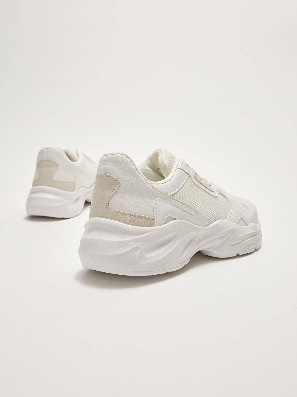 حذاء رياضي نسائي برباط ونعل سميك وتفاصيل شبكية-4