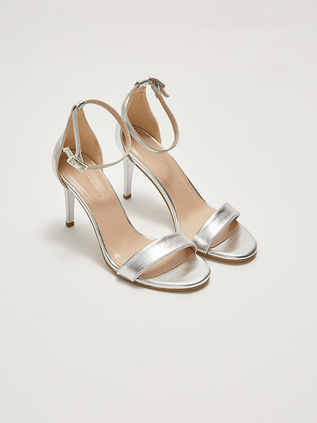 طالون عالي نسائي ب سْتراب واحد و بْكلة ف الكاحل