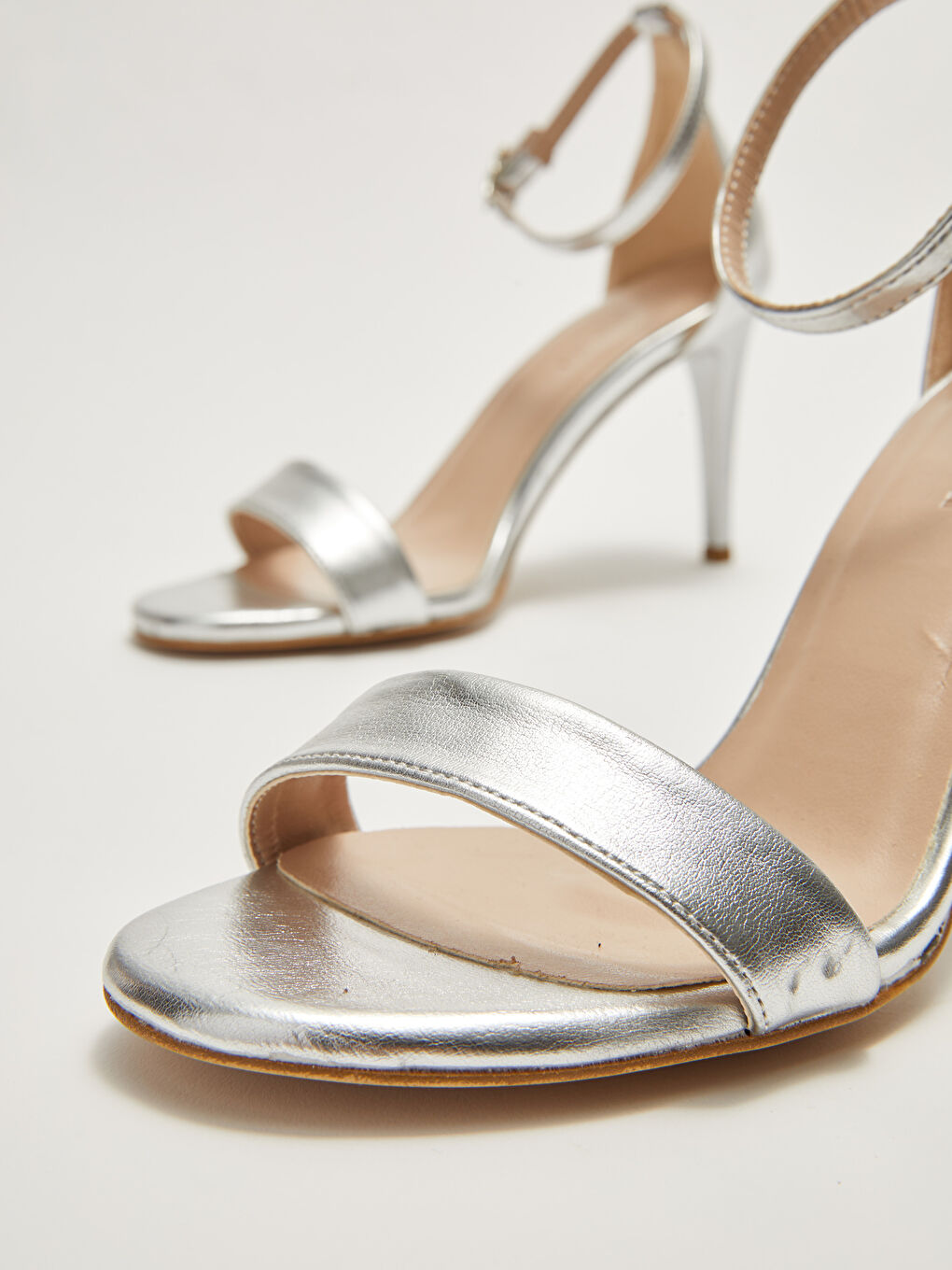 طالون عالي نسائي ب سْتراب واحد و بْكلة ف الكاحل-4