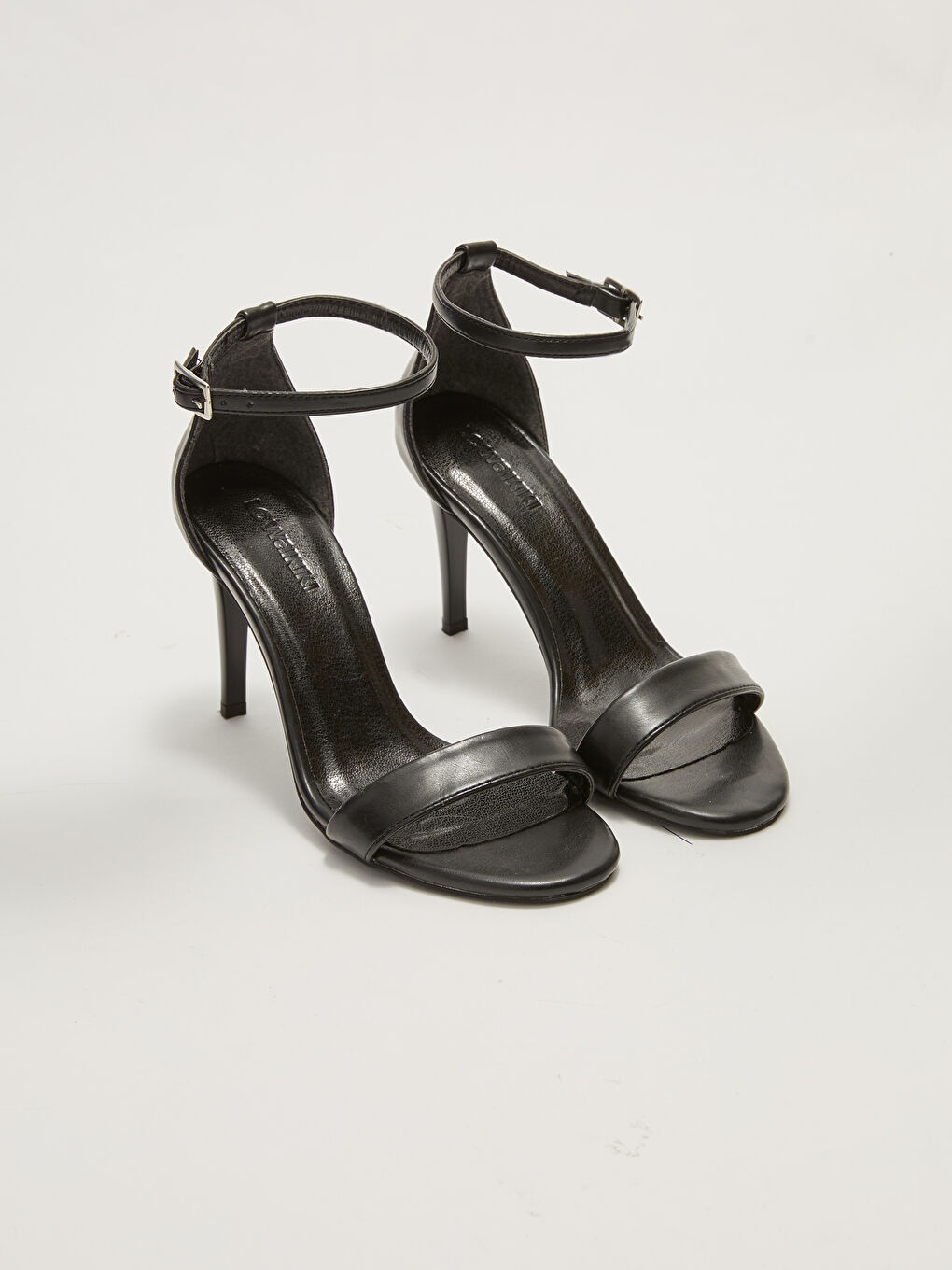 طالون عالي نسائي ب سْتراب واحد و بْكلة ف الكاحل