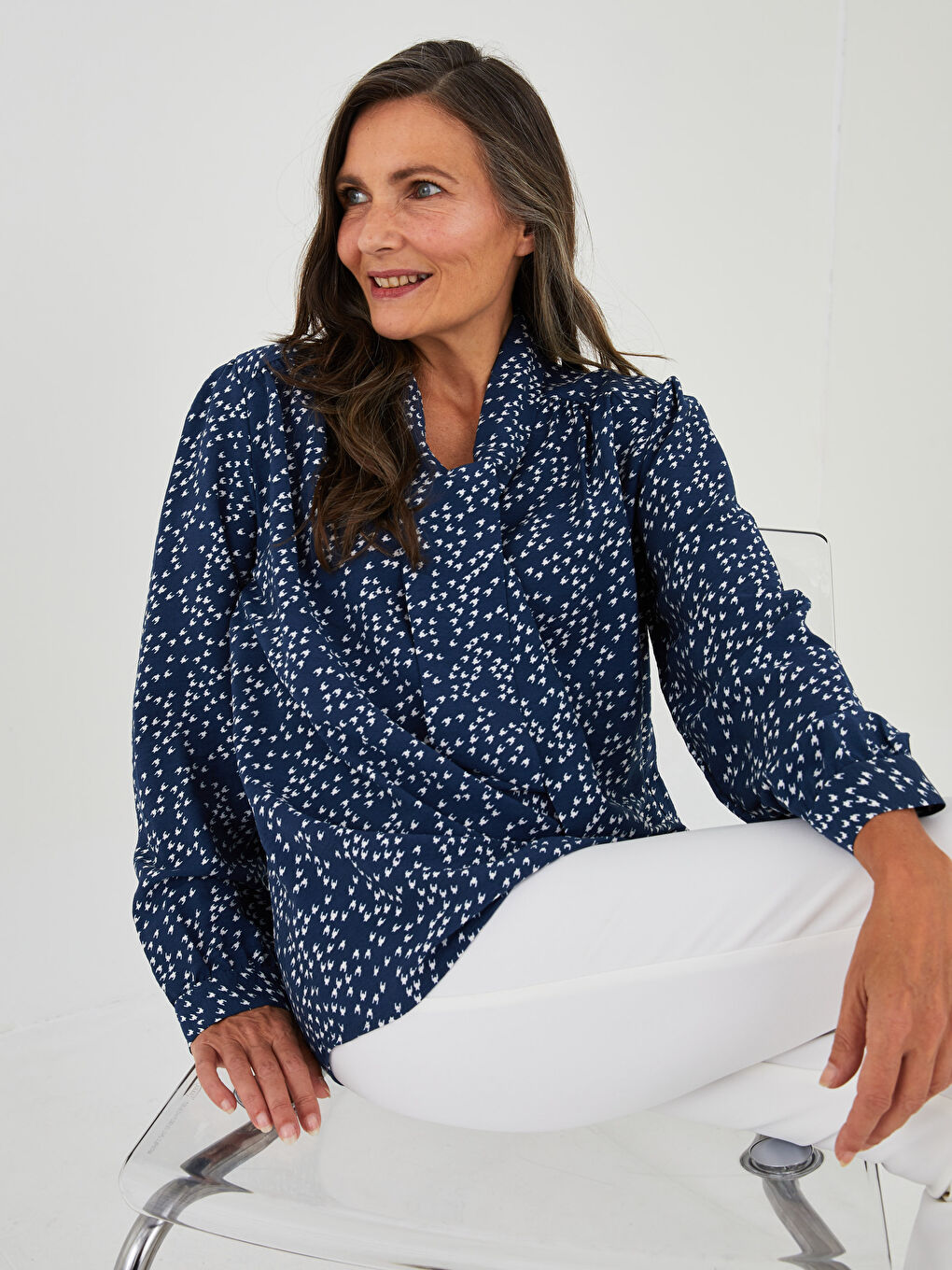 Lacivert Bağlamalı Yaka Desenli Uzun Kollu Kadın Bluz