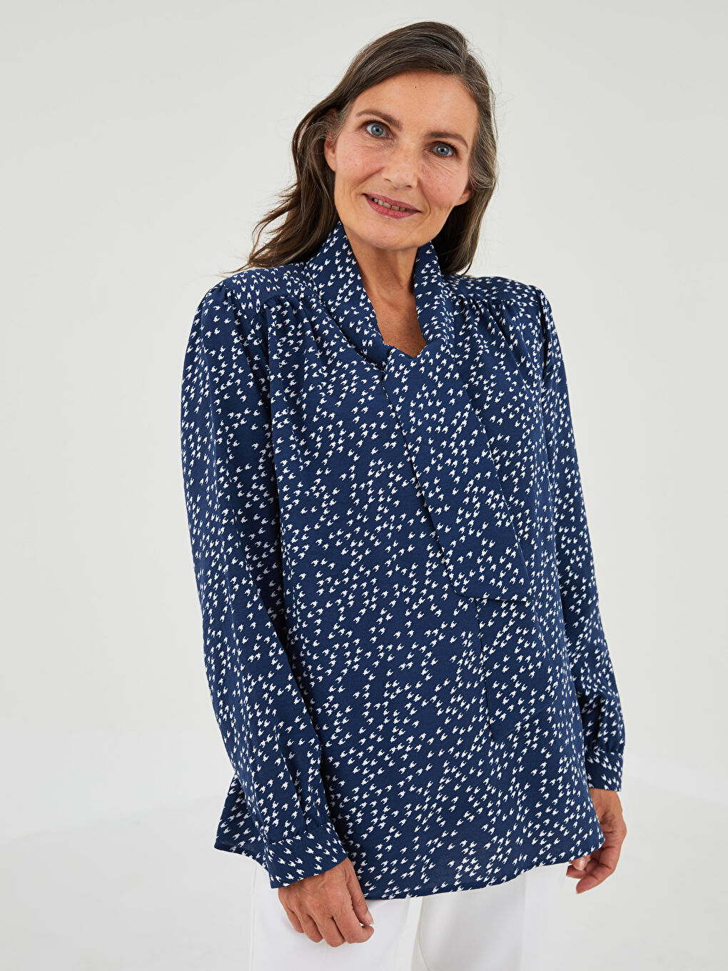 Lacivert Bağlamalı Yaka Desenli Uzun Kollu Kadın Bluz-1