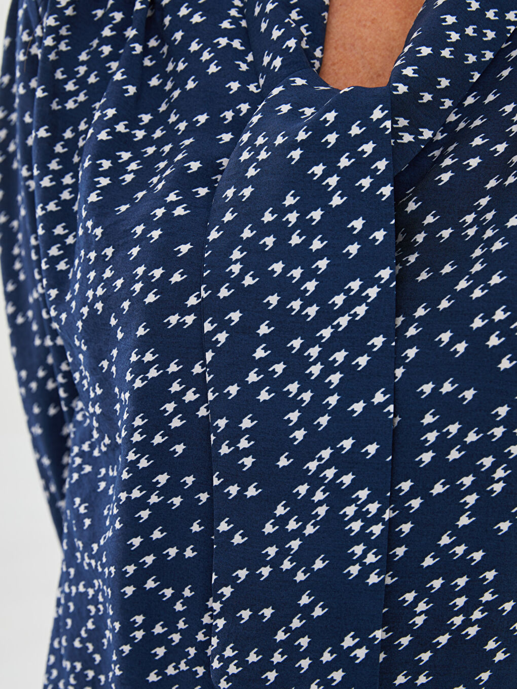 Lacivert Bağlamalı Yaka Desenli Uzun Kollu Kadın Bluz-3