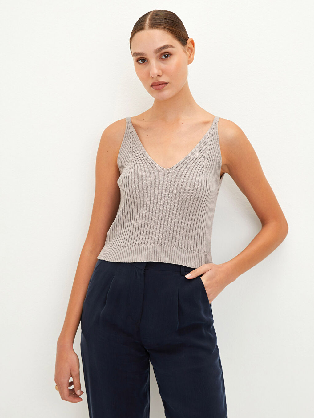 كنزة صوفية نسائية بدون أكمام سادة بفتحة رقبة على شكل حرف V من القطن