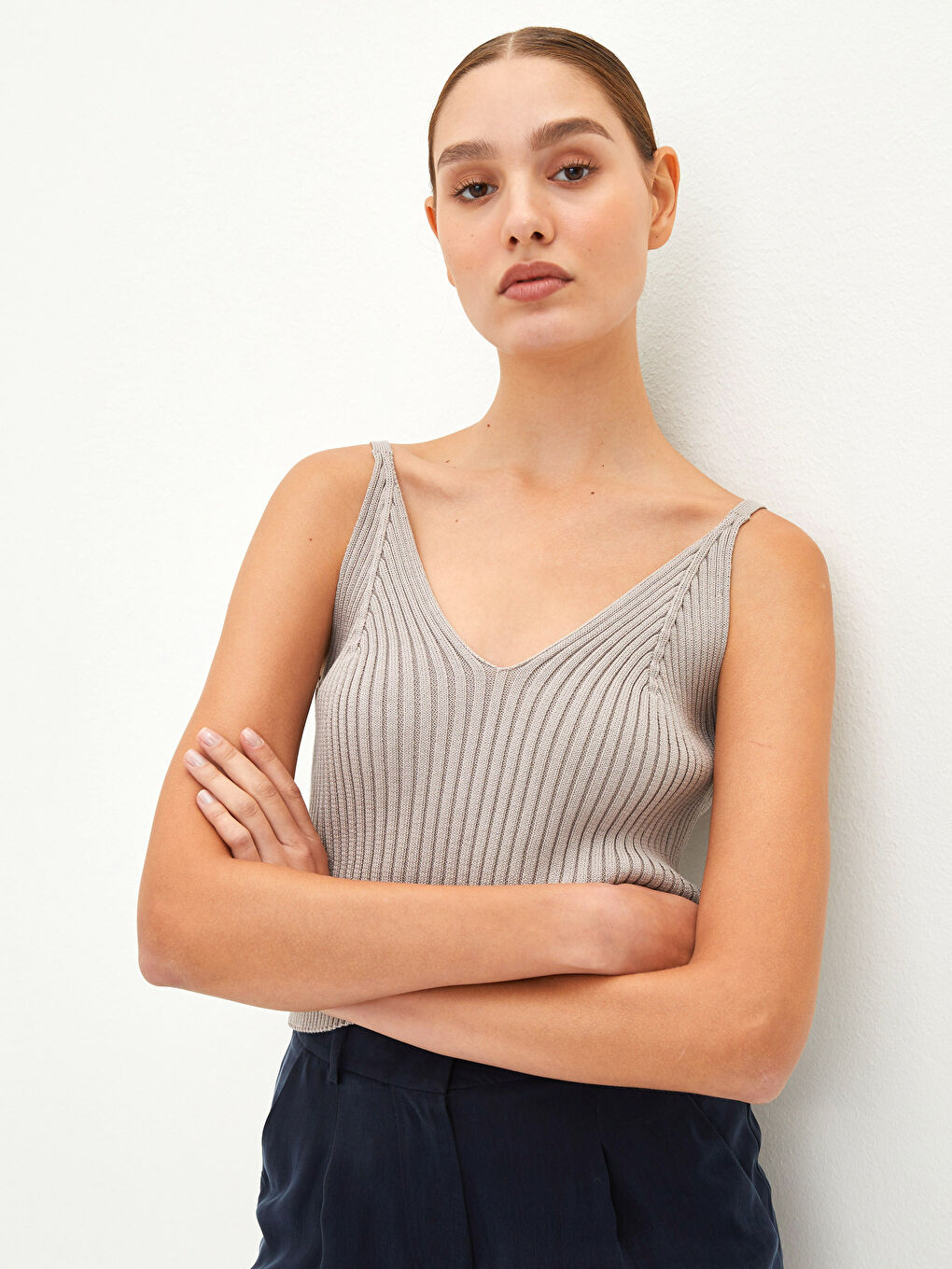 كنزة صوفية نسائية بدون أكمام سادة بفتحة رقبة على شكل حرف V من القطن-1