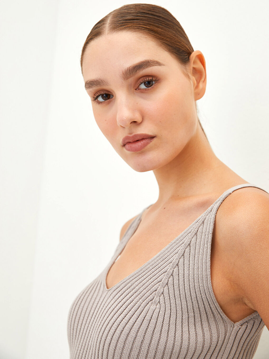 كنزة صوفية نسائية بدون أكمام سادة بفتحة رقبة على شكل حرف V من القطن-3