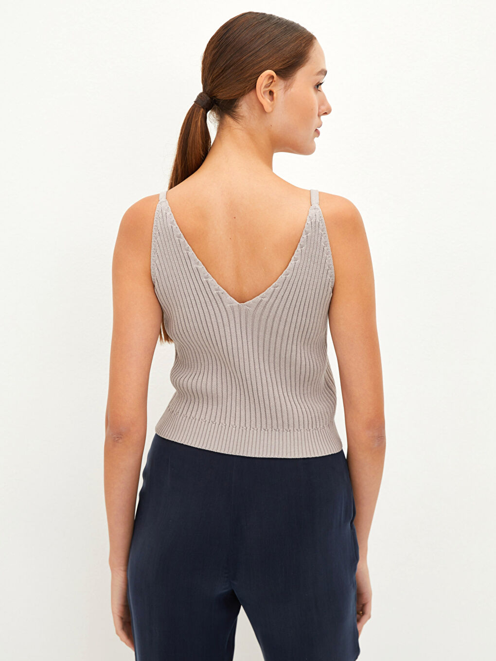 كنزة صوفية نسائية بدون أكمام سادة بفتحة رقبة على شكل حرف V من القطن-4