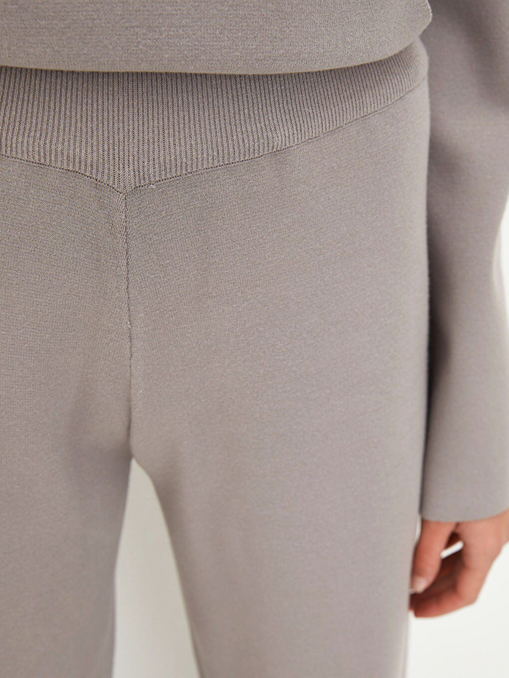 Ženske pantalone od trikotaže sa elastičnim strukom i jednostavnim dezenom-4