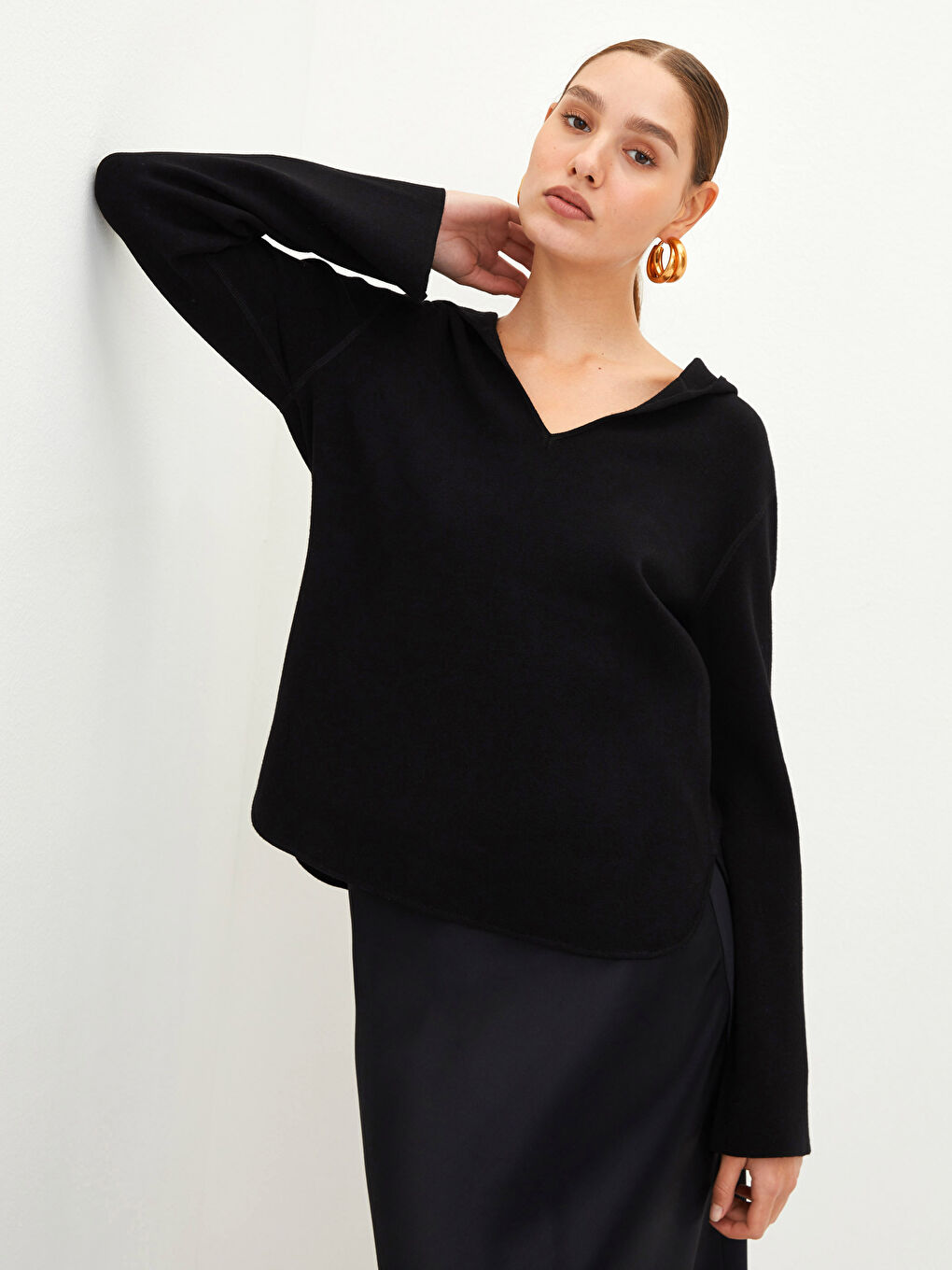 Siyah Kapüşonlu Düz Uzun Kollu Kadın Triko Kazak