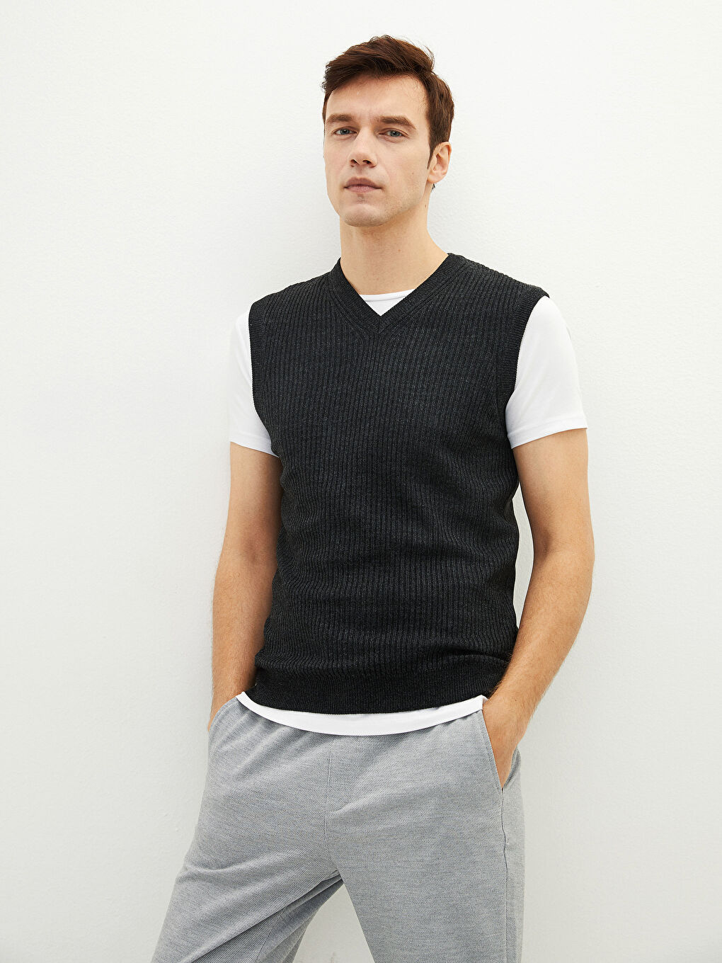 سترة صوفية بدون أكمام بياقة على شكل حرف V عادية للرجال