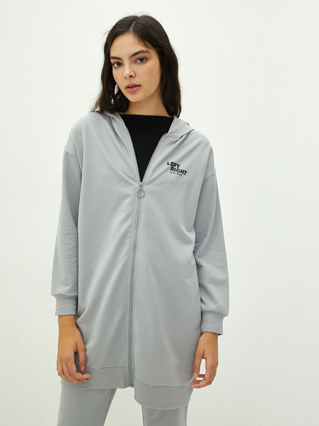 Gri Kapüşon Yaka Baskılı Uzun Kollu Kadın Spor Hırka-1