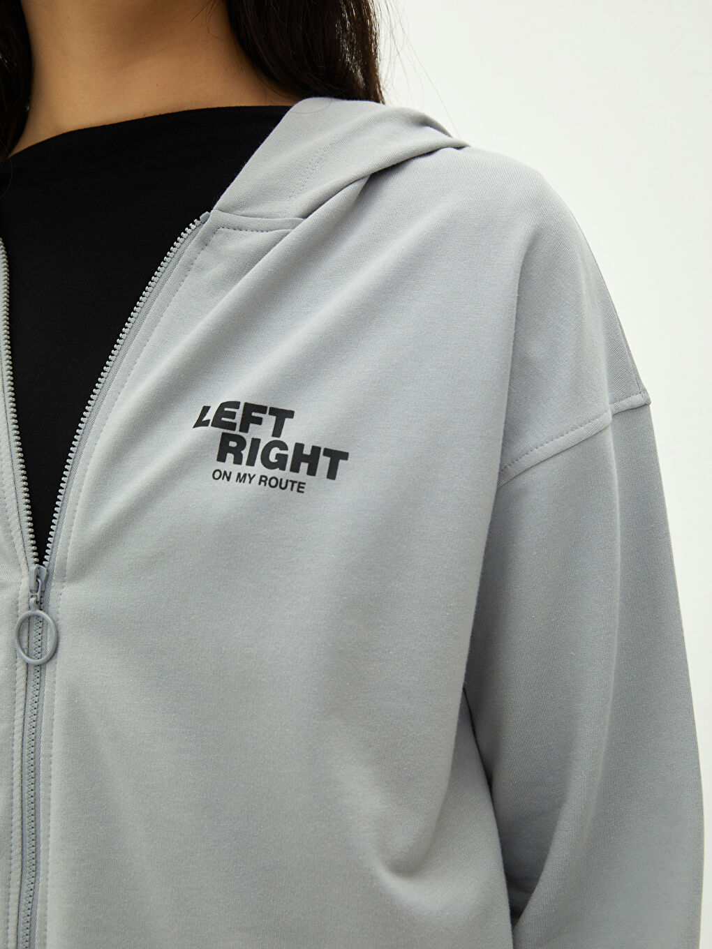 Gri Kapüşon Yaka Baskılı Uzun Kollu Kadın Spor Hırka-3