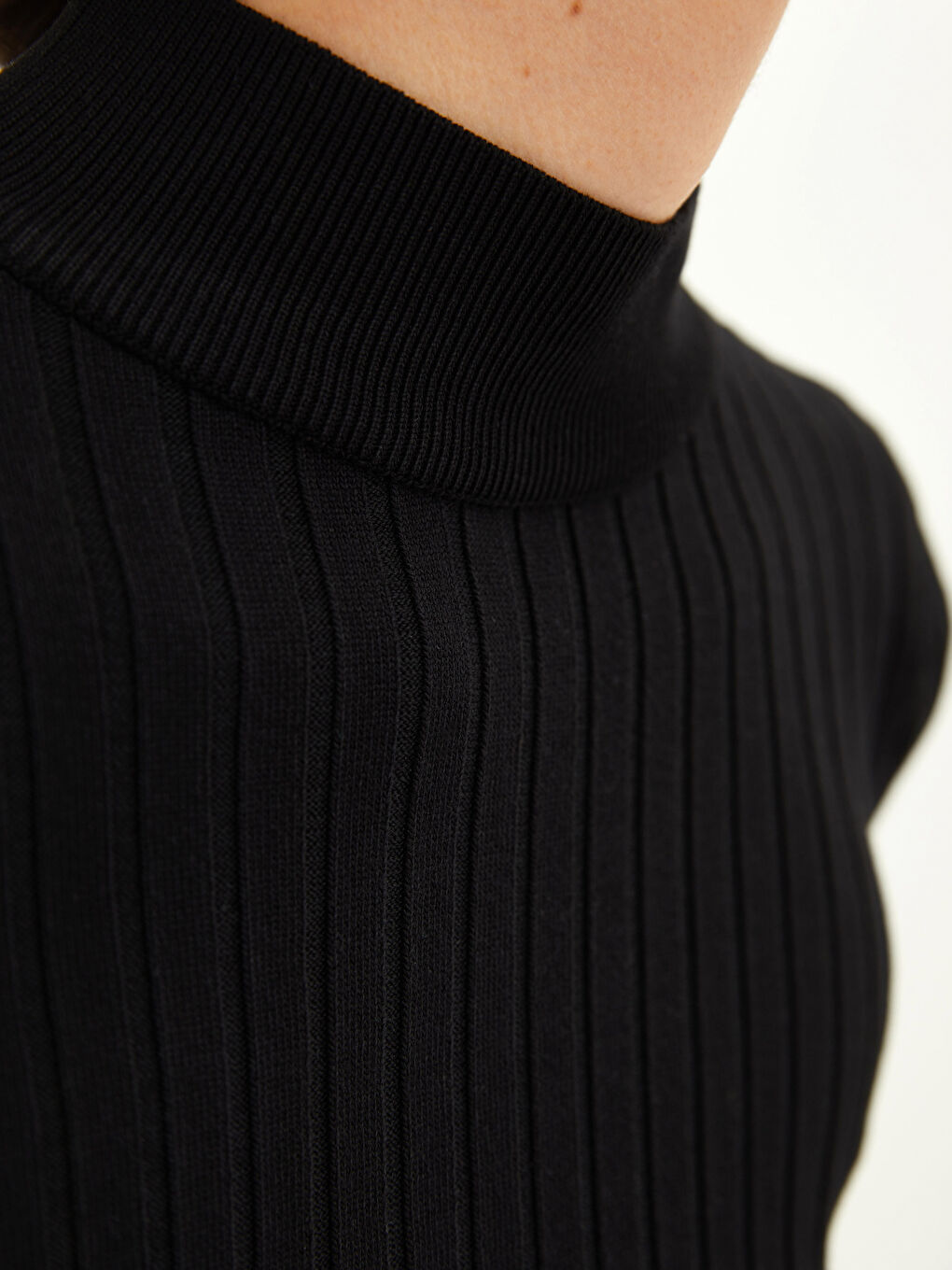 Siyah Yarım Balıkçı Yaka Kadın Triko Kazak-3