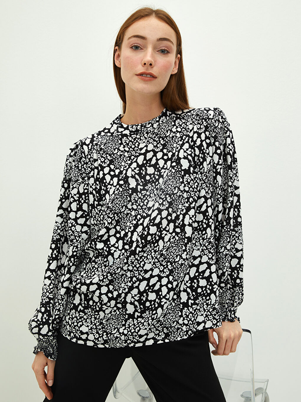 Siyah Bağlamalı Yaka Desenli Uzun Kollu Viskon Kadın Bluz