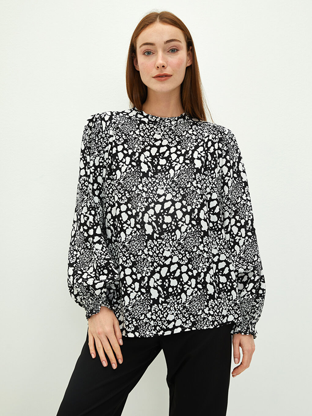 Siyah Bağlamalı Yaka Desenli Uzun Kollu Viskon Kadın Bluz-1