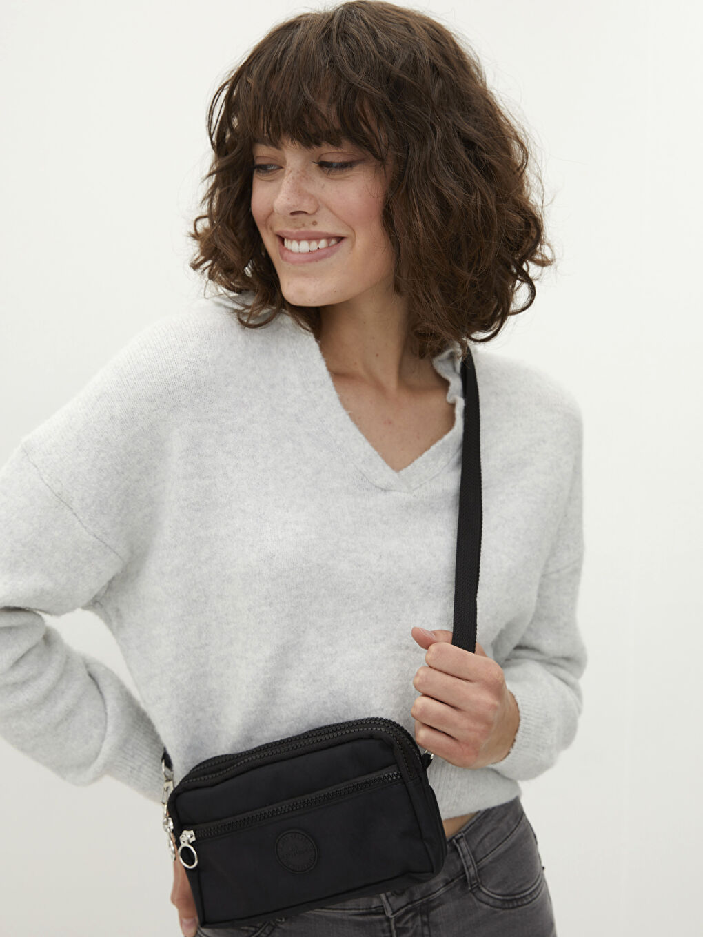 شنطة كروس بودي حريمي بتفاصيل علامات