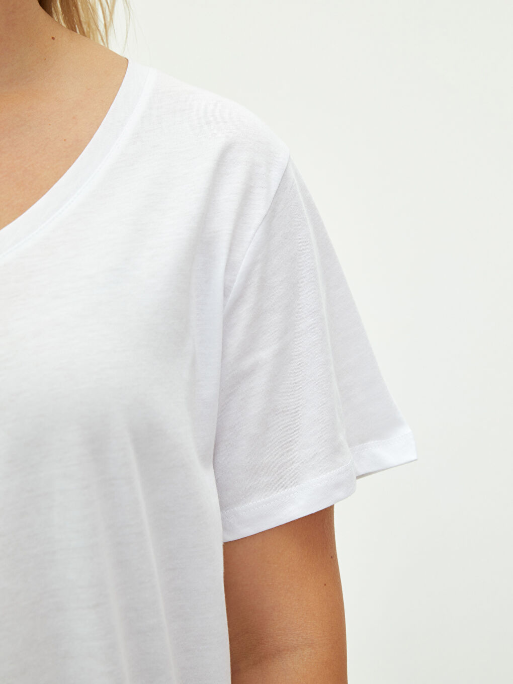 Beyaz Büyük Beden V Yaka Düz Kısa Kollu Kadın Tişört-3