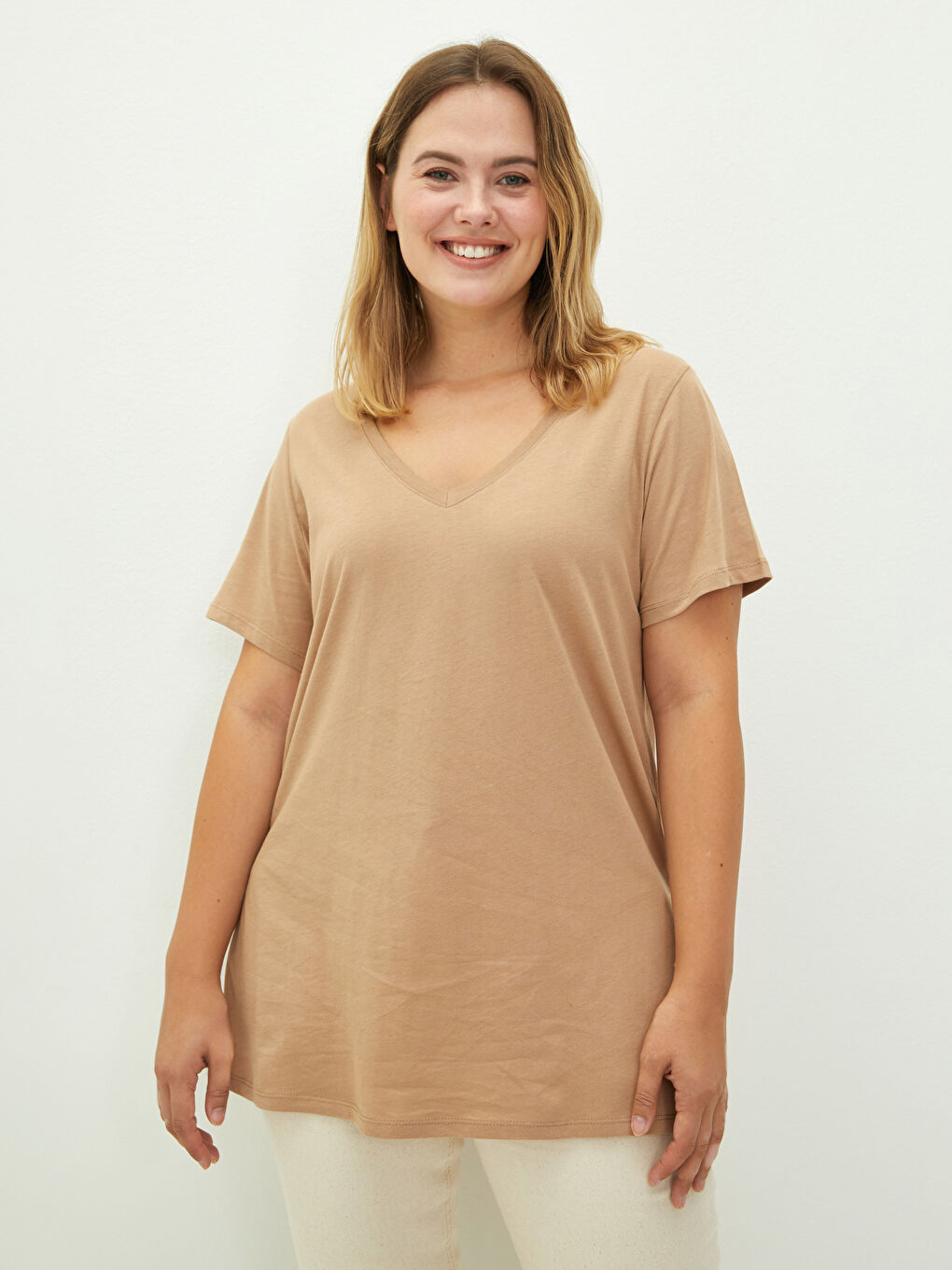 Bej Büyük Beden V Yaka Düz Kısa Kollu Kadın Tişört-1