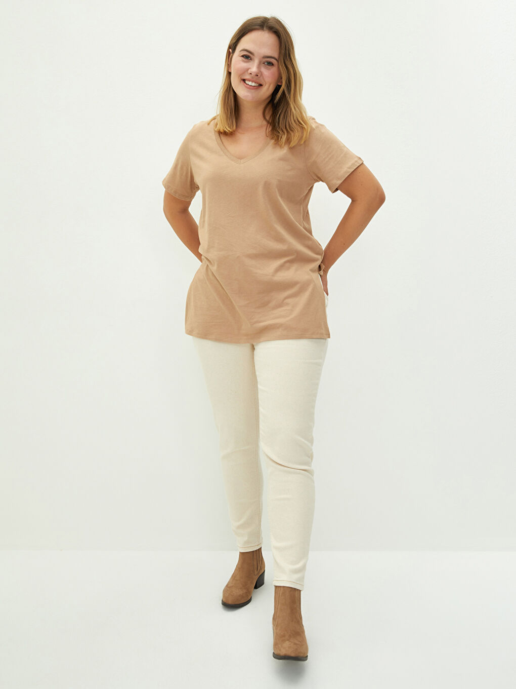 Bej Büyük Beden V Yaka Düz Kısa Kollu Kadın Tişört-2