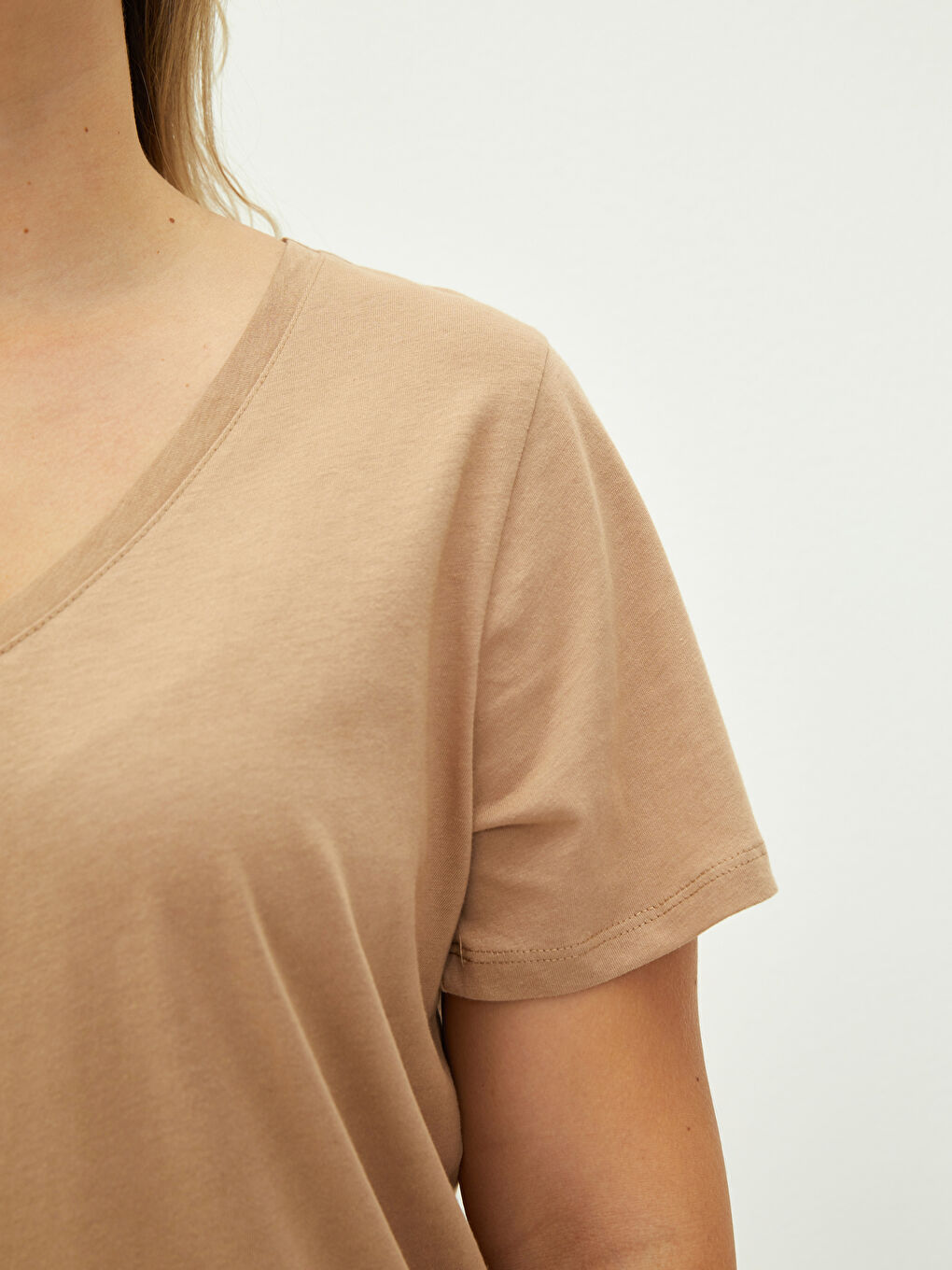 Bej Büyük Beden V Yaka Düz Kısa Kollu Kadın Tişört-3