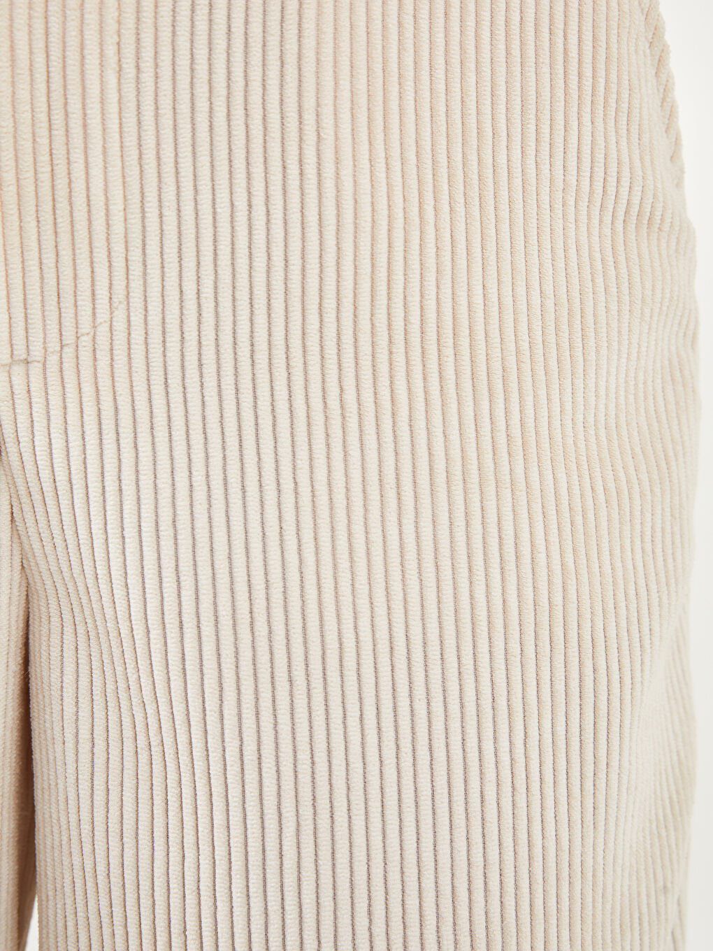 Ekru Standart Fit Geniş Paça Cep Detaylı Kadın Pantolon-1