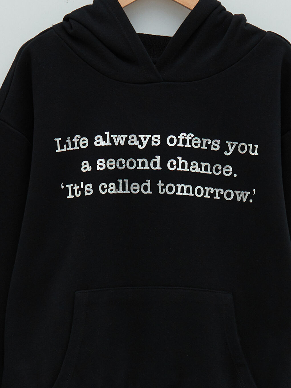 كنزة رياضية بناتي بأكمام طويلة مزودة بغطاء رأس ومطبوعة بنص-2